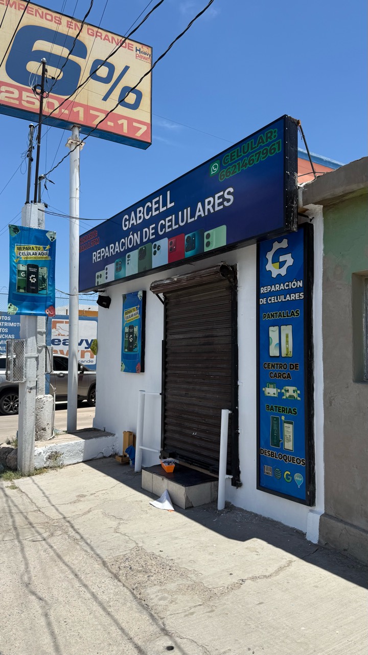 Entrada real de GabCell: letrero azul sobre Vildósola