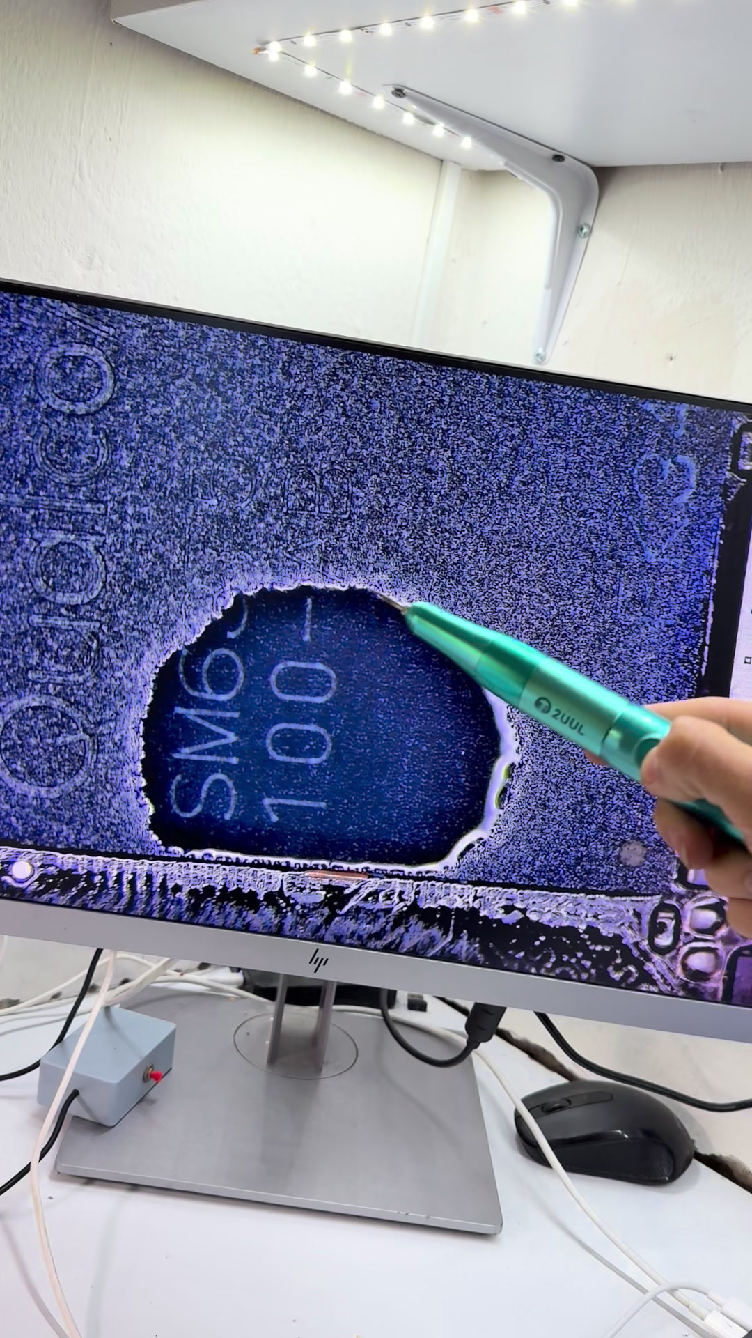 Inspección de un componente bajo el microscopio de GabCell